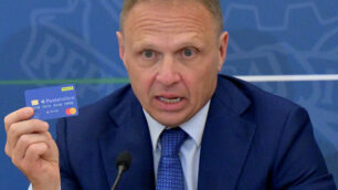 Governo ministo Lollobrigida presenta la card prepagata Dedicata a te