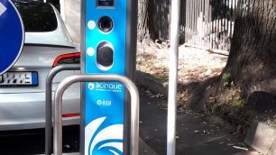 Una colonnina per la ricarica di veicoli elettrici di Acinque a Monza