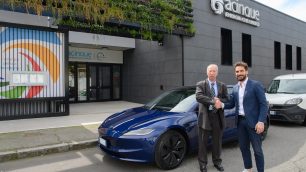 La consegna della Tesla al vincitore del concorso Acinque